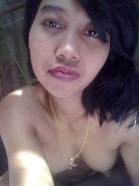 Foto Janda Sange Pamer Memek Basah Sambil Bugil